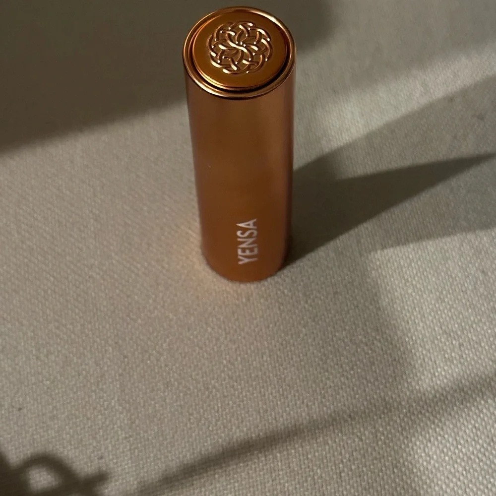 Nwt VIBRANT SILK LIPSTICK - Subtle..  holiday pick 🎁